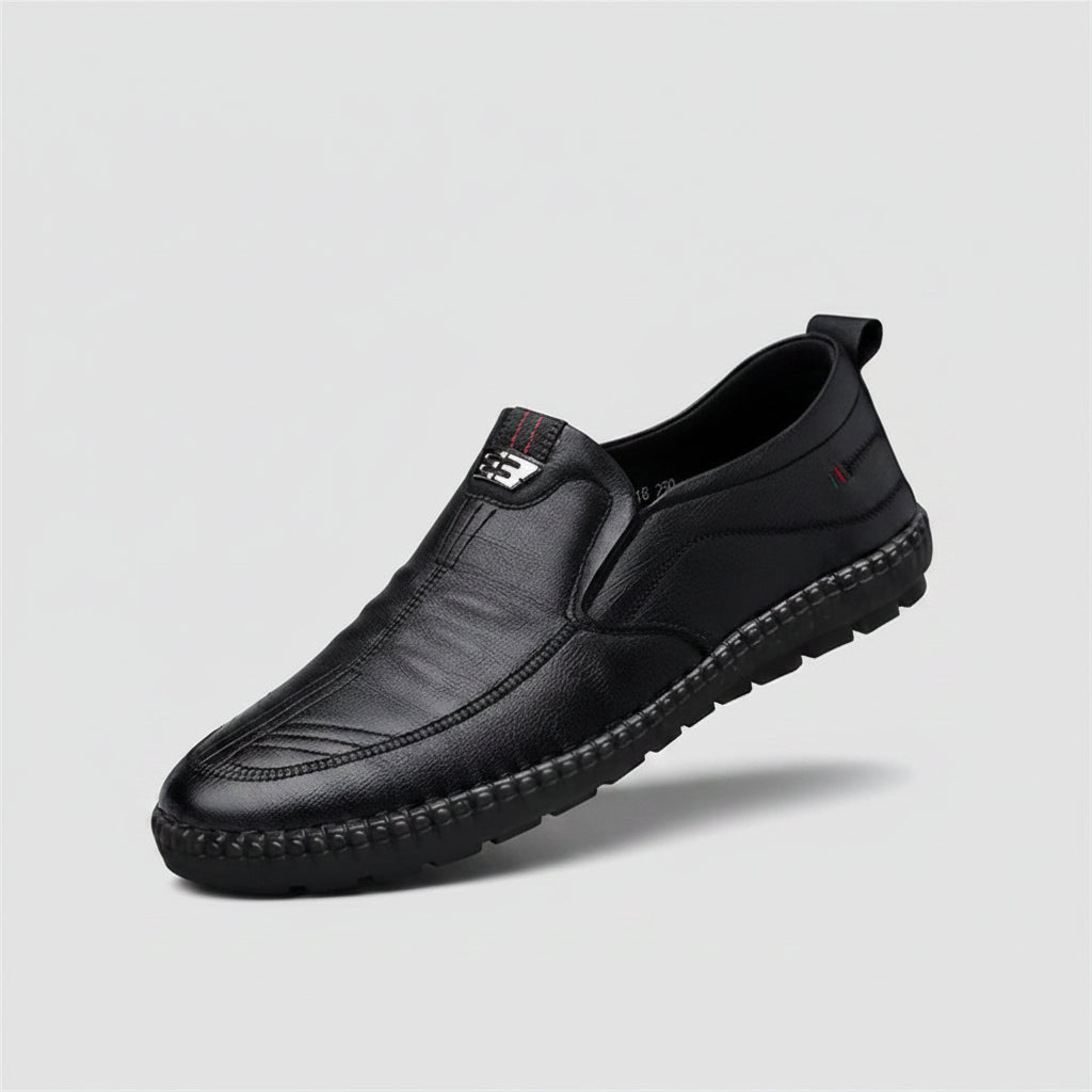 Black leather shoe on a light blue background with text in Chinese